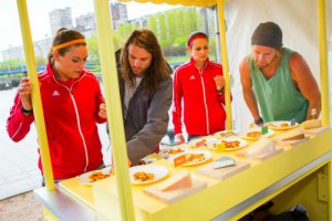 Mickey Henry Pete Schmal Natalie Spooner and Meaghan Mikkelson taste test grill cheese on Amazing Race Canada Episode 9