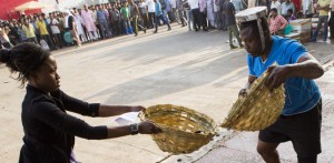 Simi Fagabongbe and Ope Fagabongbe check out the fish market on Amazing Race Canada 3